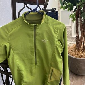 ARC’TERYX Wind breaker Slightly used olive green in color medium